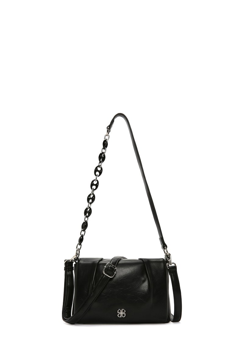 Borsa a tracolla nera in pelle con superficie texturizzata, dotata di una tracolla a catena e di una forma rettangolare piatta. Accessori in metallo argentato.
