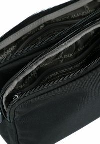 Portafoglio in tessuto nero con molteplici scomparti con zip. L'interno presenta un rivestimento grigio a motivo. Superficie testurizzata per una miglior presa.