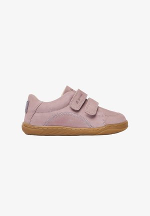 Zapatilla infantil de ante rosa polvo con doble cierre de velcro y suela de goma natural, vista lateral, marca G-Star.