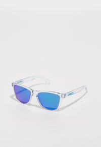 Przezroczyste plastikowe okulary przeciwsłoneczne z kanciastymi ramkami; soczewki mają gradientowe zabarwienie od fioletowego do niebieskiego; oznaczone logo "Oakley" z boku.