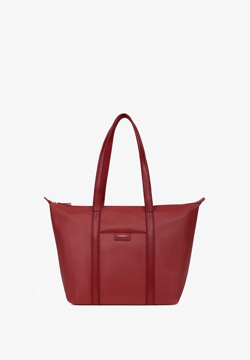 Czerwona torba na ramię wykonana z fakturowanego materiału syntetycznego. Posiada podwójne uchwyty, zamek błyskawiczny oraz małą przednią kieszeń z detalem logo.