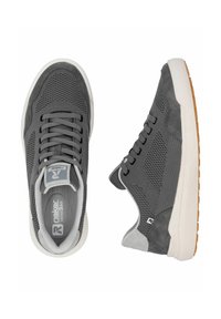 Šedé síťované a semišové tenisky se zapínáním na šněrování, polstrovaným límcem a bílou gumovou podrážkou s texturovanou hnědou podrážkou.