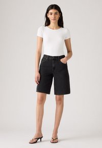 Zwarte denim bermuda shorts met een hoge taille, vijf-pocket ontwerp en een casual pasvorm, gecombineerd met een aansluitend wit T-shirt met korte mouwen.