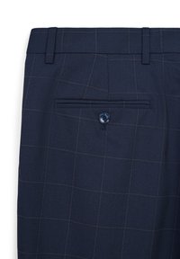 Marineblaue Anzugshose mit dezentem Karomuster, Gürtelschlaufen und einer Gesäßtasche, die mit einem dunkelblauen Knopf gesichert ist.