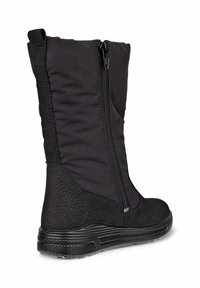 Svarta vattentäta stövlar med en texturerad sidopanel, vadderat tygöverdel och sidan dragkedja för enkel påtagning. Stabil gummisula för bra grepp.