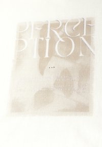 T-shirt en coton avec un graphique abstrait beige mettant en avant le mot "PERCEPTION" en blanc et en texte gris en relief, entouré de textures douces.
