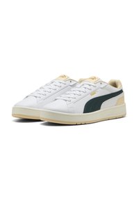 Hvide lædersneakers med grønne og beige accenter, rund tå, snørelukning og struktureret detalje på sidesømmen.