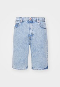 Svetlomodré denim šortky s vysokým pásom, pútka na opasok, dizajn s piatimi vreckami a roztrhnutým lemom. Obsahujú mosadzný gombík a jemné vyblednutie.
