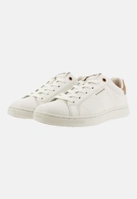 Vita lädersneakers med en slät textur, snörningsdesign, rund tå och en brun hälaccent. Diskret logotyp på sidan.