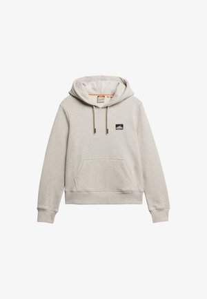Lysegrå bomulds-hoodie med en forlommeklappe, justerbare snore og et lille farverigt bjergpatch på brystet.