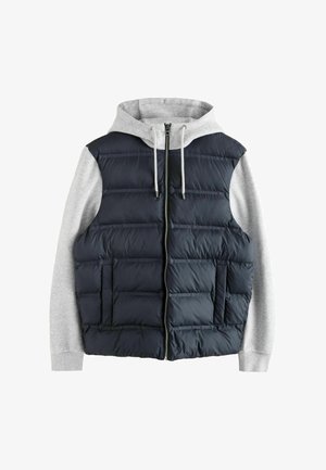 Mørkeblå puffer vest med en grå hætte, der har lynlås-lukning, to frontlommer og et quiltet design for isolering.