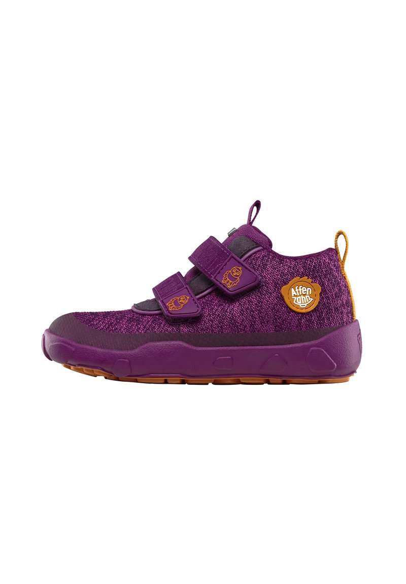 Paarse kinderschoenen van textiel, met verstelbare klittenbandsluitingen, rubberen zool en opvallend logo-embleem.