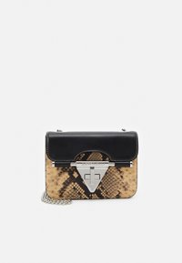 Ruskea ja musta keinonahkainen käsilaukku käärmekuvioinnilla, hopeanvärisillä metallikoristeilla, kolmionmuotoisella soljella ja ketjuhihnalla. Suorakaiteen muotoinen.