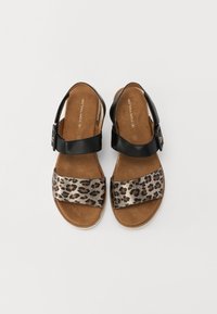 Sandales slingback en cuir noir avec une sangle à imprimé léopard, semelle intérieure rembourrée couleur camel et détail de boucle pour un ajustement réglable. Design léger.