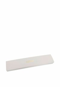 Caja rectangular blanca con una textura suave y bordes redondeados, que presenta la palabra "amor" en letras doradas en la parte frontal.