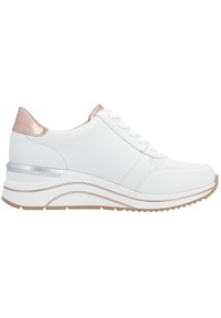 Sneaker bianco con una tomaia liscia, caratterizzata da un accento posteriore in rosso metallizzato e dettagli laterali sottili. Suola in gomma con battistrada testurizzato.