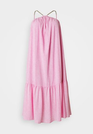 Vestido rosa sin mangas con un corpiño fruncido, dobladillo con volantes y tirantes decorativos de cadena. Presenta un patrón texturado en toda su superficie.