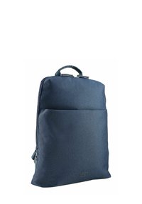 Zaino in tessuto blu navy con compartimento principale con zip, tasca frontale e manico superiore. Texture liscia con design minimalista.