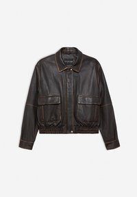 Bruine leren jas met twee voorzakken, elastische tailleband en contrasterende stiksels. Voorzien van een klassieke kraag en knoopsluiting.
