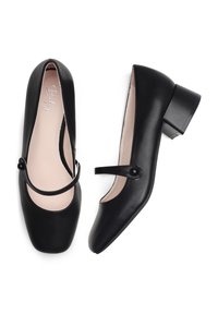 Des chaussures Mary Jane noires en cuir avec un bout arrondi, un petit talon carré et une sangle décorative accentuée d'un bouton rond. Texture lisse.