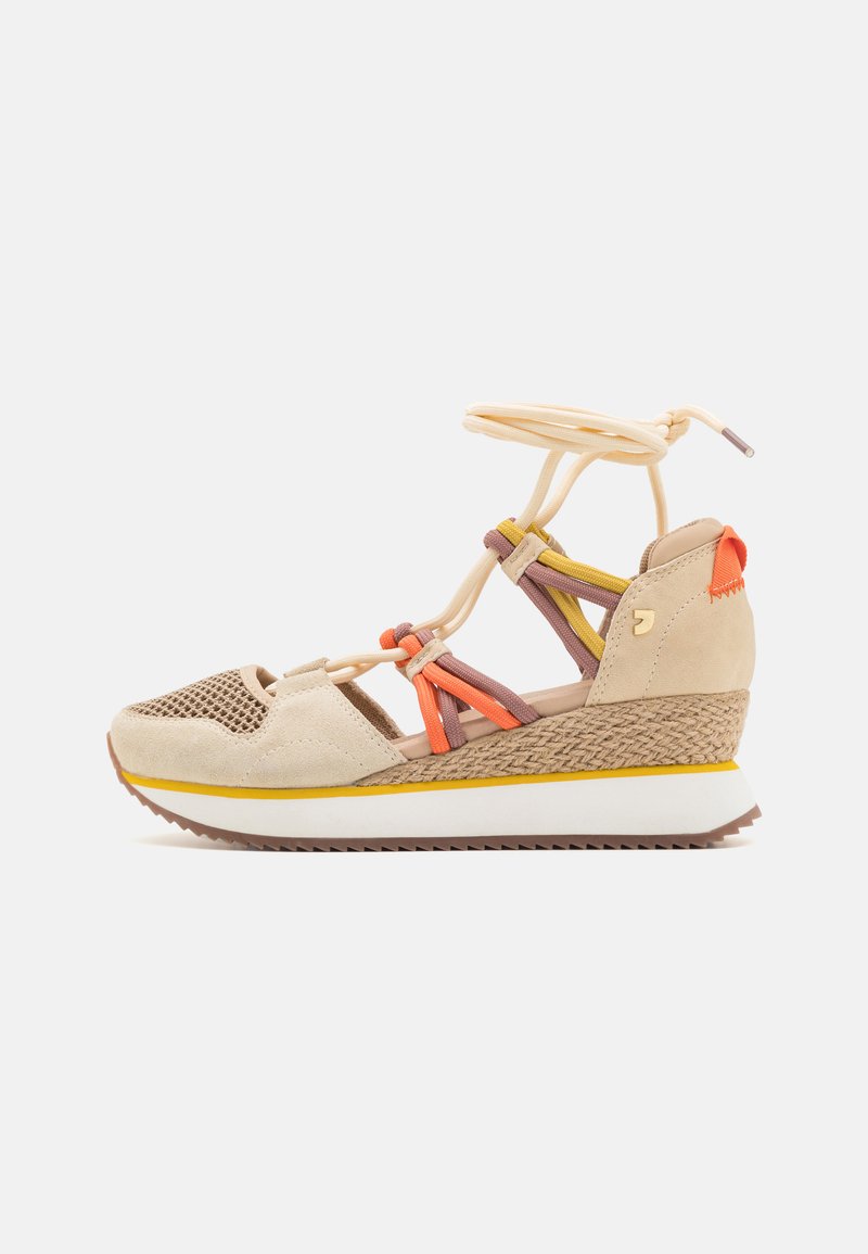 Baskets compensées en suède beige, avec des détails en mesh, des lacets multicolores, et un talon tissé texturé, accompagné d'une semelle intermédiaire blanche et d'un accent jaune.