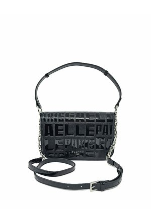 Borsa a tracolla in pelle nera con lettere in rilievo, dettagli in catena argentata e tracolla in pelle regolabile con fibbia.
