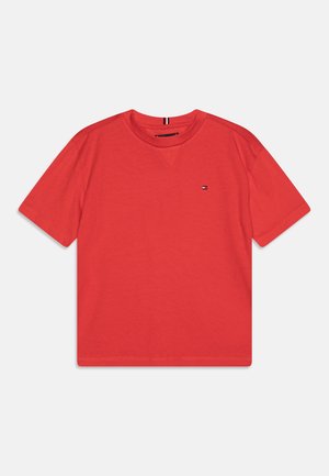 Rød kortærmet t-shirt med rund hals, lille rektangulært logo på venstre bryst og stribet detalje indvendigt i halsen.