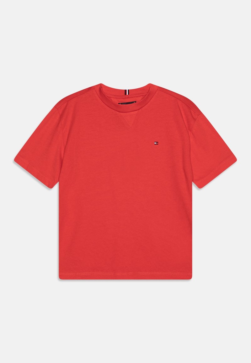 Rotes T-Shirt mit kurzen Ärmeln und Rundhalsausschnitt, mit kleinem rechteckigem Logo auf der linken Brust und gestreiftem Detail am Kragen innen.