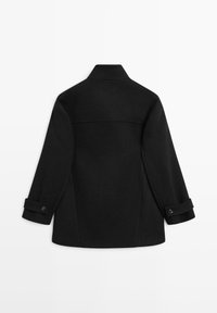 Cappotto di lana nero con collo alto, maniche lunghe e polsini con bottoni. Presenta un design pulito e moderno senza motivi o dettagli evidenti.