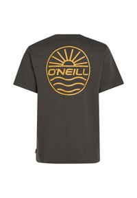 Camiseta gris oscura con un gran gráfico circular amarillo de un sol y olas, con el texto "O'Neill" debajo del diseño.