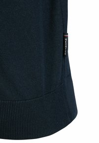 Dunkelblauer Strickpullover mit geripptem Saum und seitlichen Einsätzen. Verfügt über ein Etikett mit "HECHTER" in weißer Schrift und einem gestreiften Akzent.