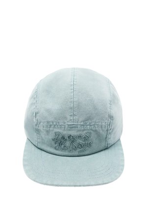 Svetlomodrá látková baseballová čiapka s vyšitým kurzívovým textom na prednom paneli na bielom pozadí.