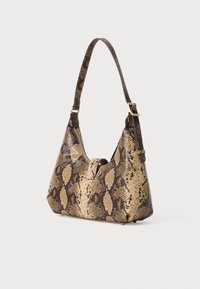 Borsa a spalla con stampa serpente marrone e beige, dalla forma curva, con superficie liscia e dettagli in metallo dorato. Presenta una tracolla singola.