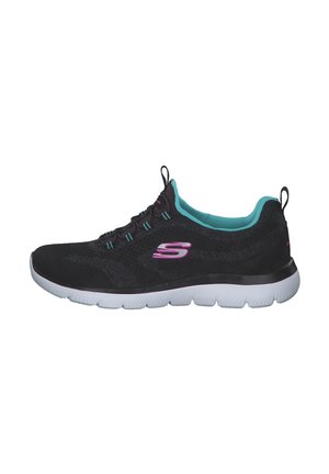 Zapatillas deportivas negras con parte superior de malla, acentos en verde azulado, detalles en púrpura y suela de goma blanca. Cuenta con una pestaña de agarre para ponerlas y quitarlas fácilmente.