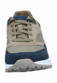 Scarpe da corsa da uomo caratterizzate da un mix di suede beige e accenti blu navy, mesh testurizzato e una suola in gomma grigia chiara con disegni di trazione.