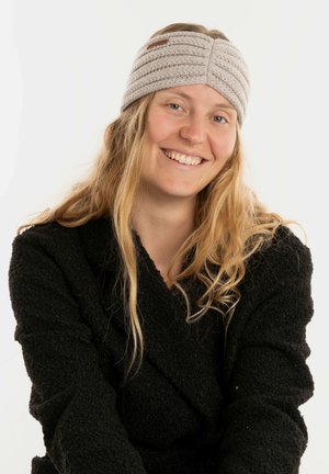 Bandeau en tricot gris avec un design côtelé et des lignes horizontales ; porté par une personne souriante avec de longs cheveux, sur un fond blanc uni.
