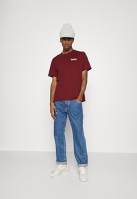 Levi's® SS RELAXED FIT TEE - T-shirt estampada - fired brick