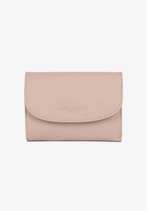 Portafoglio in pelle rosa chiaro con chiusura a patta, logo in rilievo e cuciture visibili. Texture liscia e design compatto per una facile trasportabilità.