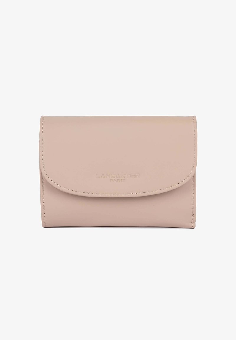 Portafoglio in pelle rosa chiaro con chiusura a patta, logo in rilievo e cuciture visibili. Texture liscia e design compatto per una facile trasportabilità.