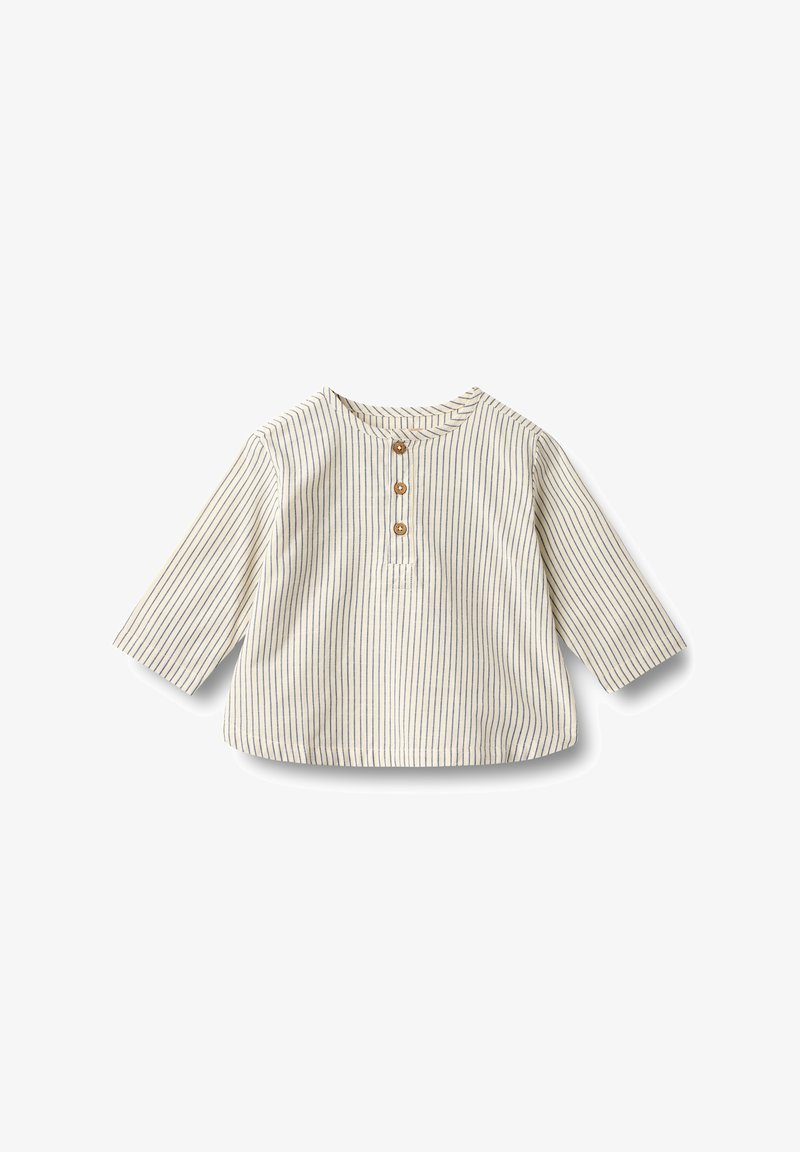 Chemise bébé à manches longues crème avec fines rayures verticales bleues et trois boutons en bois sur la patte de boutonnage avant.