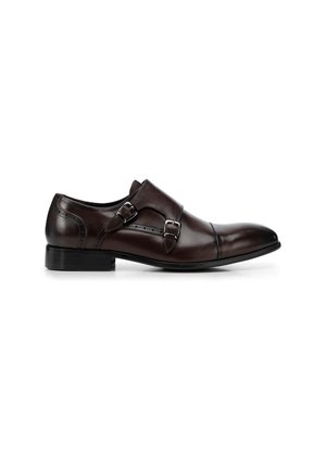 Zapato de vestir de cuero marrón con un diseño elegante, que presenta dos hebillas metálicas, punta afilada y un tacón bajo negro.