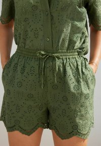 Myleene Klass BRODERIE REGULAR FIT - Šortky - khaki green