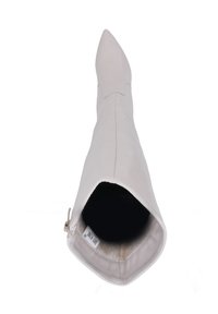 Spitz zulaufender, knielanger Stiefel aus weichem beigen Leder mit glatter Textur, ausgestattet mit einem Reißverschluss und einem weiten, offenen Schaft.
