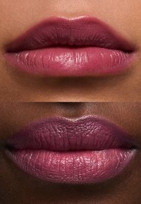 Lippenfarben in zwei Nuancen: Oben ein glänzendes, zartes Rosa, unten ein mattes, tiefes Mauve. Beide haben eine definierte Form und eine glatte Textur mit sichtbaren Falten.
