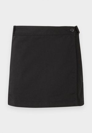 Crna mini suknja od pamuka s bočnim zatvaračem na kopčanje i ravnim rubom, prikazana položena na bijeloj pozadini.