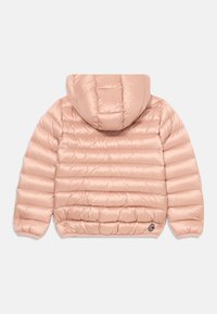 Šviesiai rožinė pūkinė striukė su kapišonu, siuvinėta konstrukcija, elastingomis raištelėmis ir logotipu apatiniame krašte. Lygi, blizganti medžiaga.
