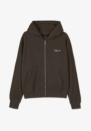 Tamsiai alyvuogių spalvos užtrauktukas su gobtuvu, pagamintas iš raštuoto audinio, su dideliu gobtuvu, šoninėmis kišenėmis ir mažu baltu "Pegador" logotipu krūtinėje.