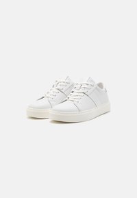 Sneaker in pelle bianca con punta rotonda, chiusura con lacci, suola in gomma bianca e sottili dettagli laterali. Superficie liscia e design minimalista.