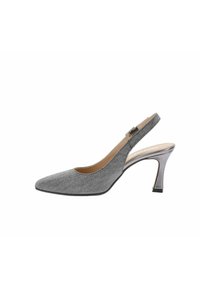 Zapato de tacón gris tipo slingback con punta afilada y tejido texturizado. Presenta un tacón delgado y una correa ajustable con detalles metálicos.