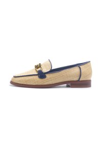 Mocassini intrecciati color beige con bordi e dettagli in pelle blu, caratterizzati da una fibbia in metallo dorato sul davanti e un tacco in legno marrone basso.